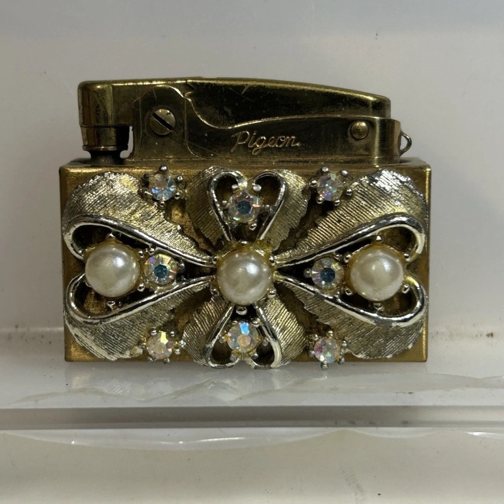 Vintage 1950s Pearl & Gemstone Gold Pigeon Pocket lightr in brass/gold case